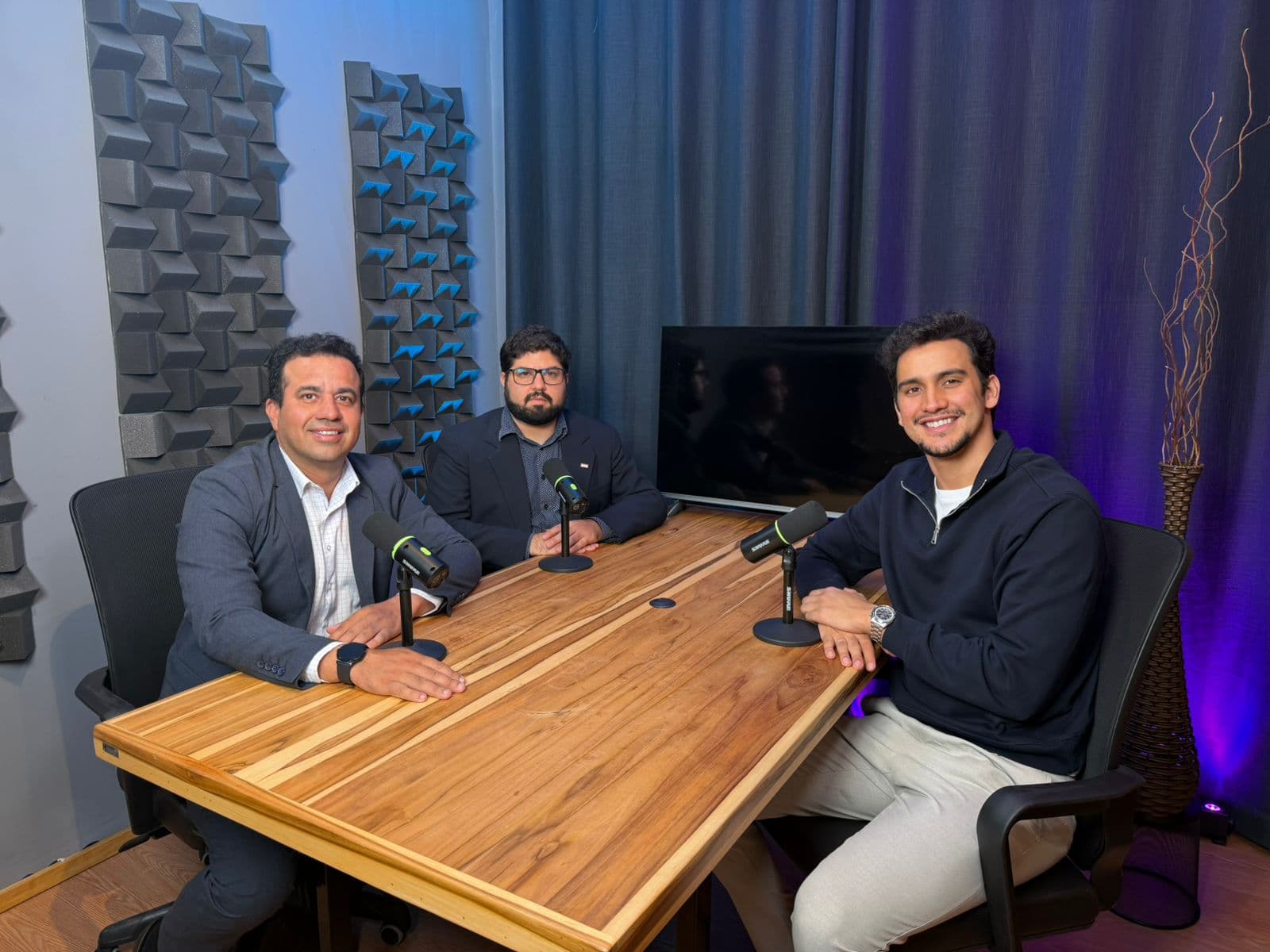 Equipe do E21 em entrevista no estúdio para a Vozes de Brasília